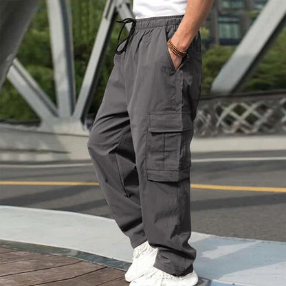 Lose sitzende Freizeithose für Männer mit mehreren Taschen