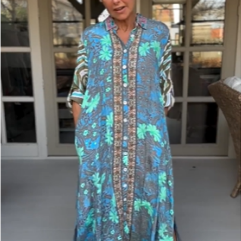 Modisches bedrucktes Maxikleid mit seitlichem Schlitz