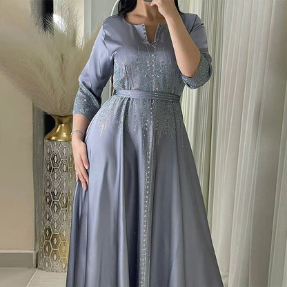 Modisches elegantes Kaftankleid mit Strasssteinen