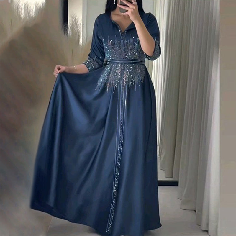 Modisches elegantes Kaftankleid mit Strasssteinen