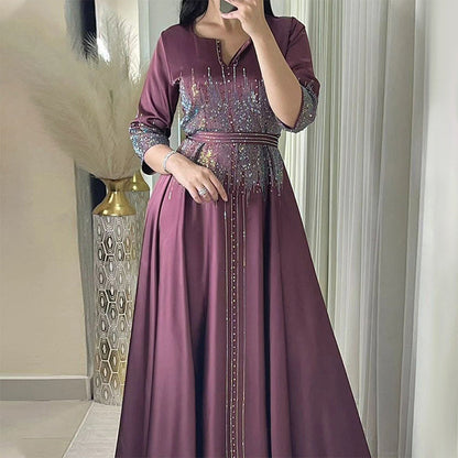 Modisches elegantes Kaftankleid mit Strasssteinen