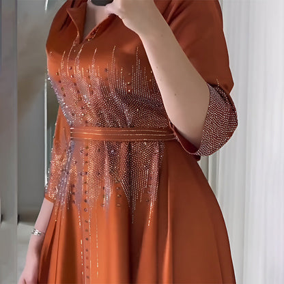 Modisches elegantes Kaftankleid mit Strasssteinen