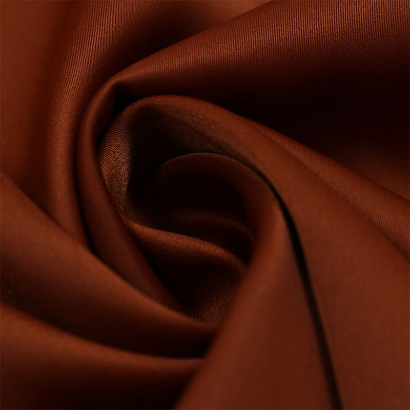 Modisches elegantes Kaftankleid mit Strasssteinen