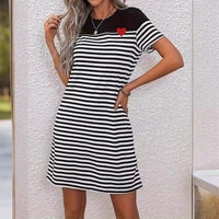 Lässiges Kleid mit Rundhalsausschnitt und Kontraststreifen