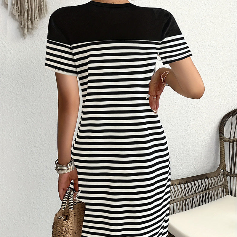Lässiges Kleid mit Rundhalsausschnitt und Kontraststreifen