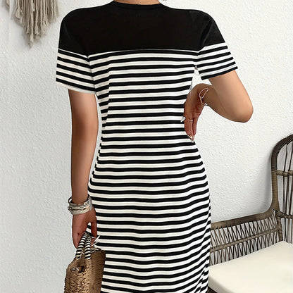 Lässiges Kleid mit Rundhalsausschnitt und Kontraststreifen