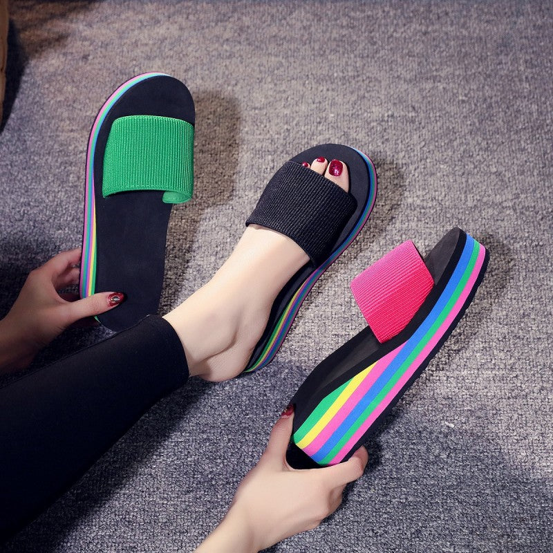 Lässiger Zehentrenner für Damen mit Sohle in Regenbogenfarben