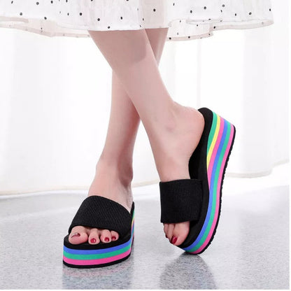 Lässiger Zehentrenner für Damen mit Sohle in Regenbogenfarben