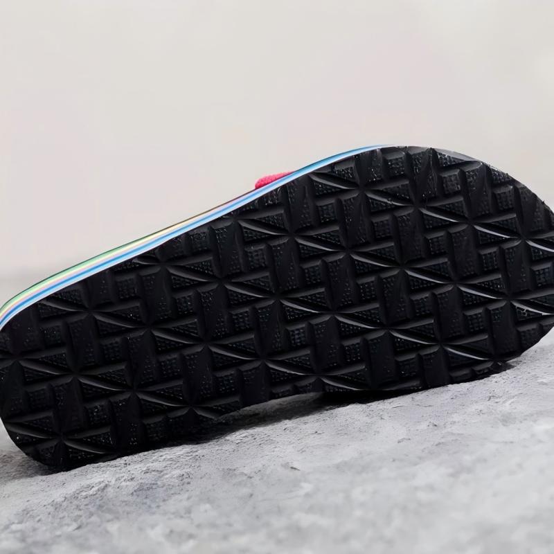 Lässiger Zehentrenner für Damen mit Sohle in Regenbogenfarben