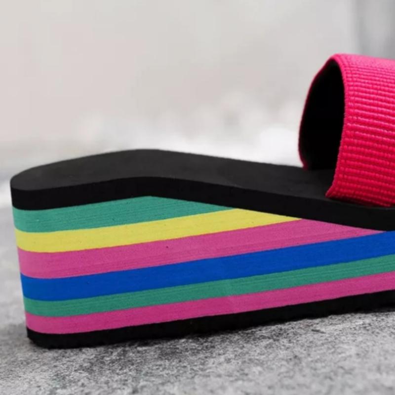 Lässiger Zehentrenner für Damen mit Sohle in Regenbogenfarben