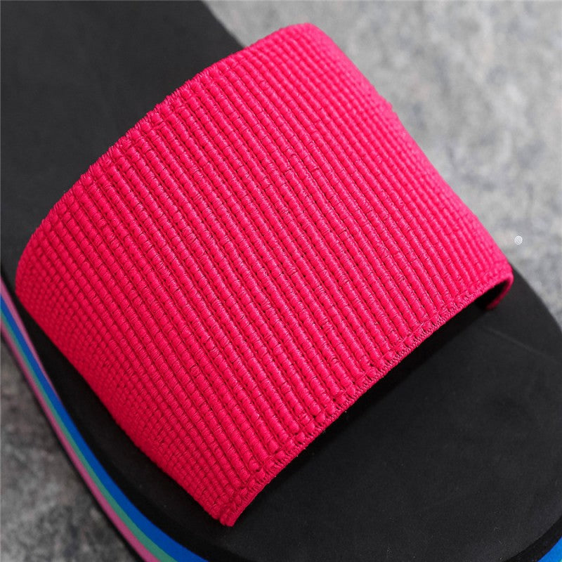 Lässiger Zehentrenner für Damen mit Sohle in Regenbogenfarben