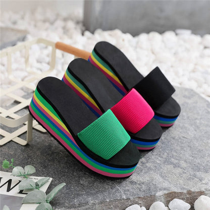 Lässiger Zehentrenner für Damen mit Sohle in Regenbogenfarben