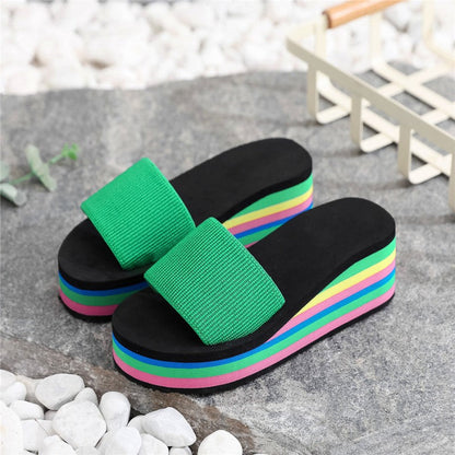 Lässiger Zehentrenner für Damen mit Sohle in Regenbogenfarben