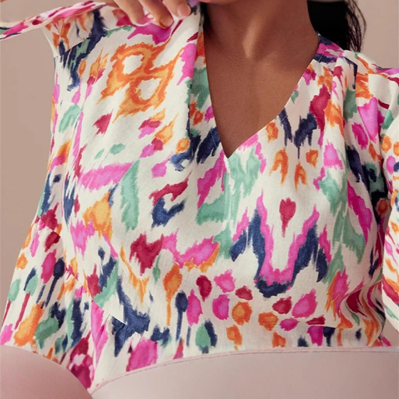 Bedrucktes Midikleid mit V-Ausschnitt