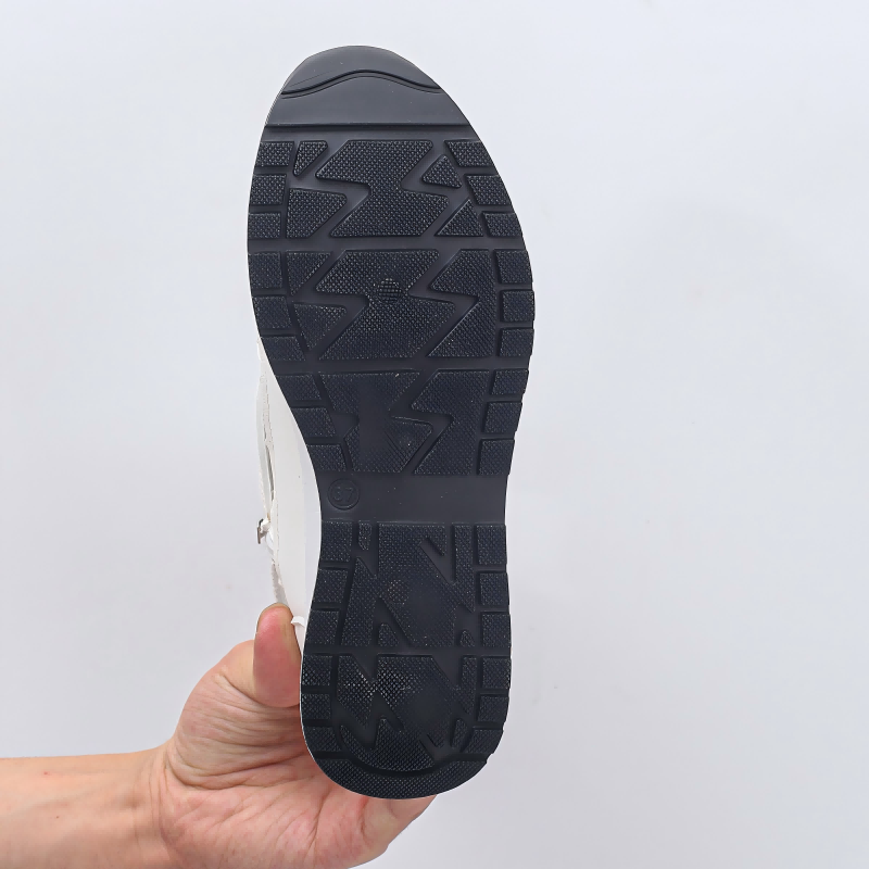 Keilschuhe mit Cut-Outs und Klettverschluss