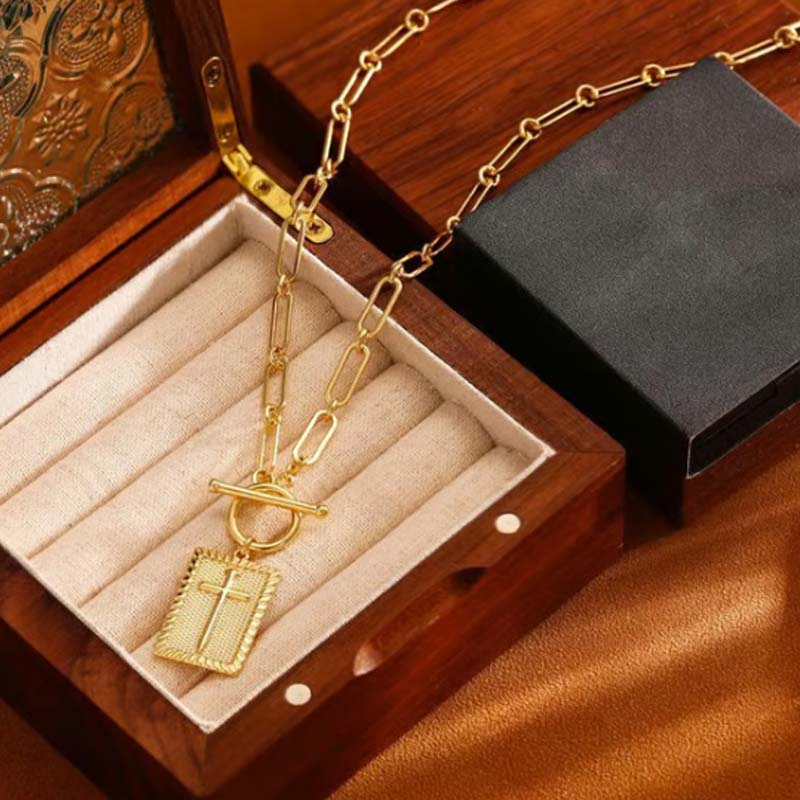 Kreuz-Anhänger mit Paperclip-Kette